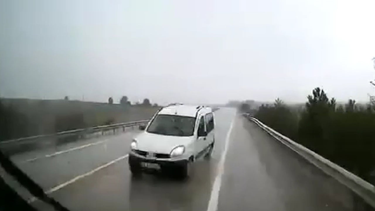 KARABÜK'ÜN EFLANİ İLÇESİNDE HATALI SOLLAMA YAPAN HAFİF TİCARİ ARAÇ, KARŞI YÖNDEN GELEN MİNİBÜSLE...