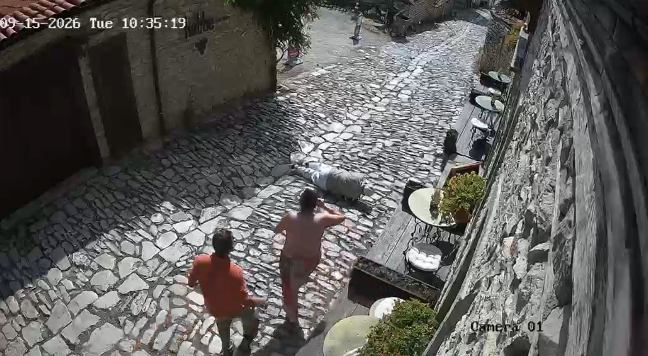 KARABÜK'ÜN SAFRANBOLU İLÇESİNDE ARNAVUT KALDIRIMLI SOKAKTA DENGESİNİ KAYBEDEREK DÜŞEN YAŞLI ADAMIN...