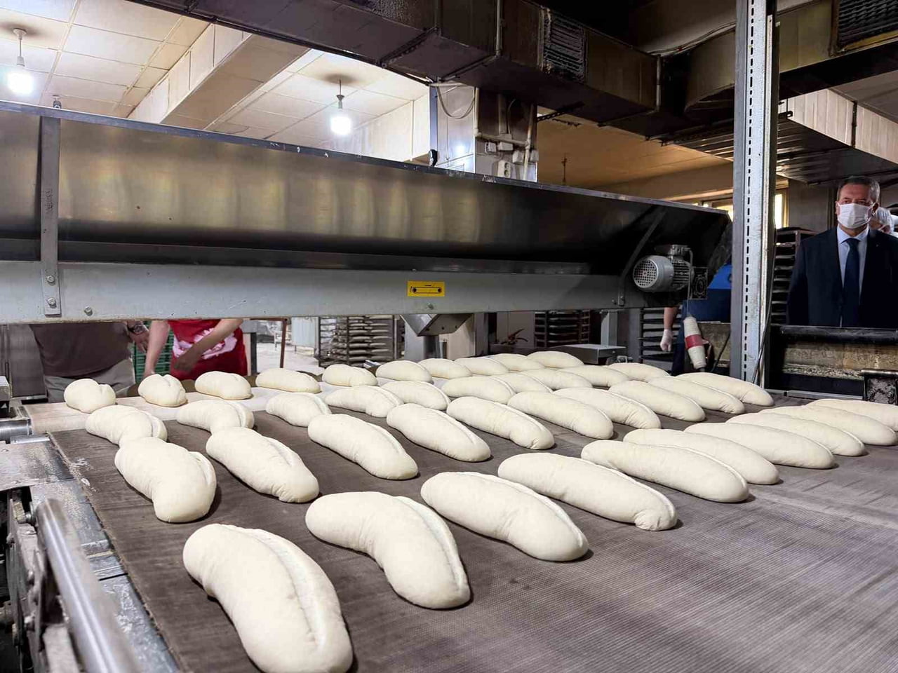 KARABÜK BELEDİYESİ HALK EKMEK FABRİKASI'NDA ÜRETİLEN EKMEK VE UNLU MAMULLER, HİJYEN KURALLARINA...