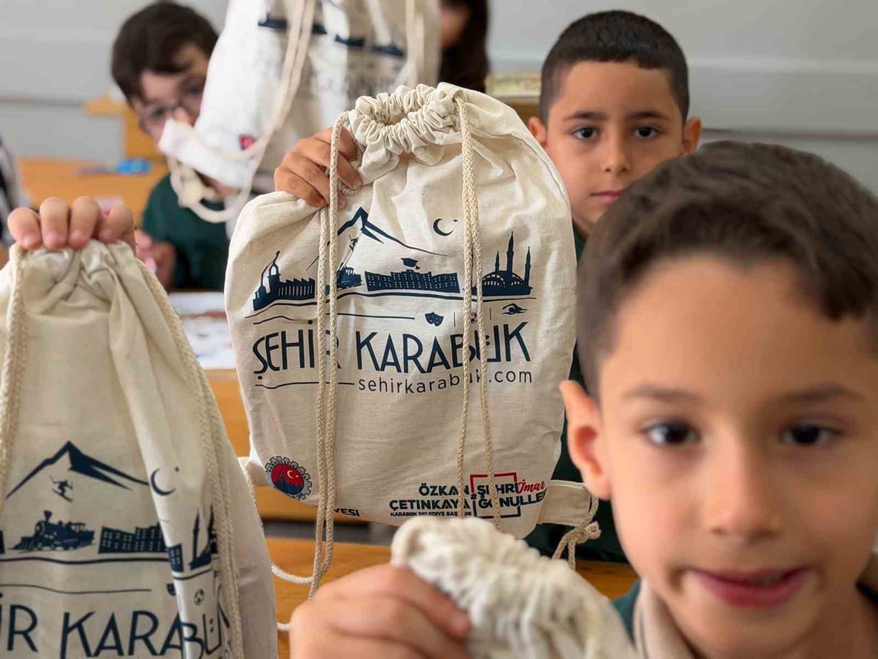 KARABÜK BELEDİYESİNİN YENİ EĞİTİM ÖĞRETİM DÖNEMİNDE BİRİNCİ SINIFA BAŞLAYAN ÖĞRENCİLERE YÖNELİK...