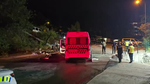 Karabük’te işçi servisi elektrik direğine çarptı: 6 yaralı