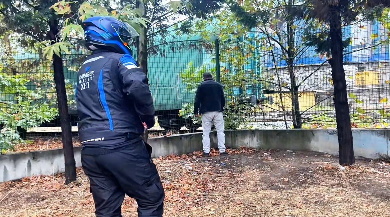 KARABÜK’TE KAMUSAL ALANDA TUVALETİNİ YAPAN ŞAHIS, ÇEVREDE BULUNAN VATANDAŞLARIN İHBARI ÜZERİNE...