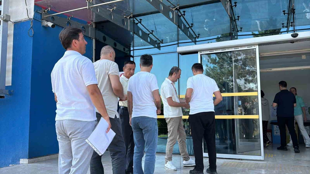 KARABÜK’TE MEMUR OLABİLMEK İÇİN KAMU PERSONEL SEÇME SINAVI’NA (KPSS) GİREN ADAYLAR, SABAHIN ERKEN...