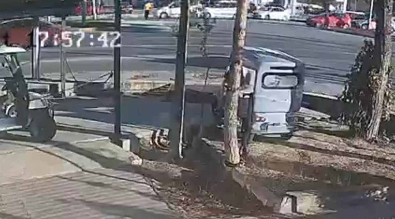 KARABÜK’TE OTOMOBİLİN ÇARPTIĞI YAYA YARALANIRKEN, KAZA ANI BİR İŞ YERİNİN GÜVENLİK KAMERASINA...
