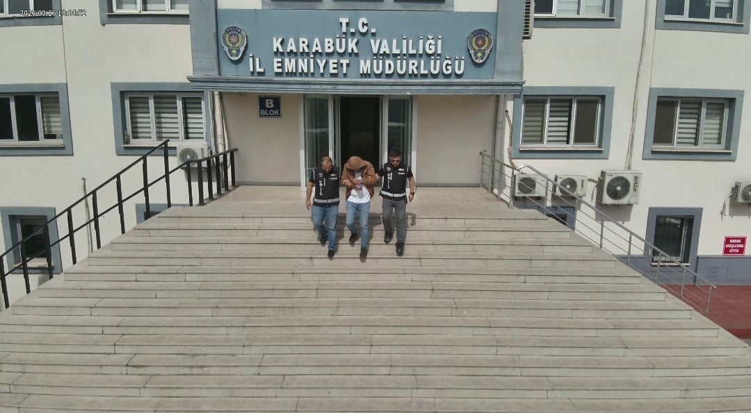 KARABÜK’TE PİYASAYA SAHTE DOLAR SÜRMEYE ÇALIŞTIĞI TESPİT EDİLEN ŞAHSIN EVİNE DÜZENLENEN...