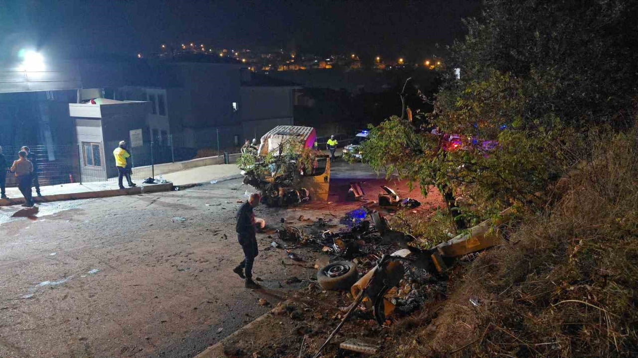 KARABÜK’TE TEKSTİL İŞÇİLERİNİ TAŞIYAN SERVİS MİNİBÜSÜNÜN BETON ELEKTRİK DİREĞİNE ÇARPMASI SONUCU...
