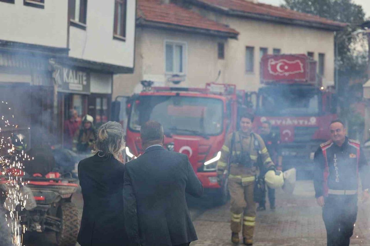 KARABÜK’ÜN SAFRANBOLU İLÇESİNDE EV YANGINI İHBARINA GİDEN İTFAİYE EKİPLERİNE SÜRPRİZ KUTLAMA...