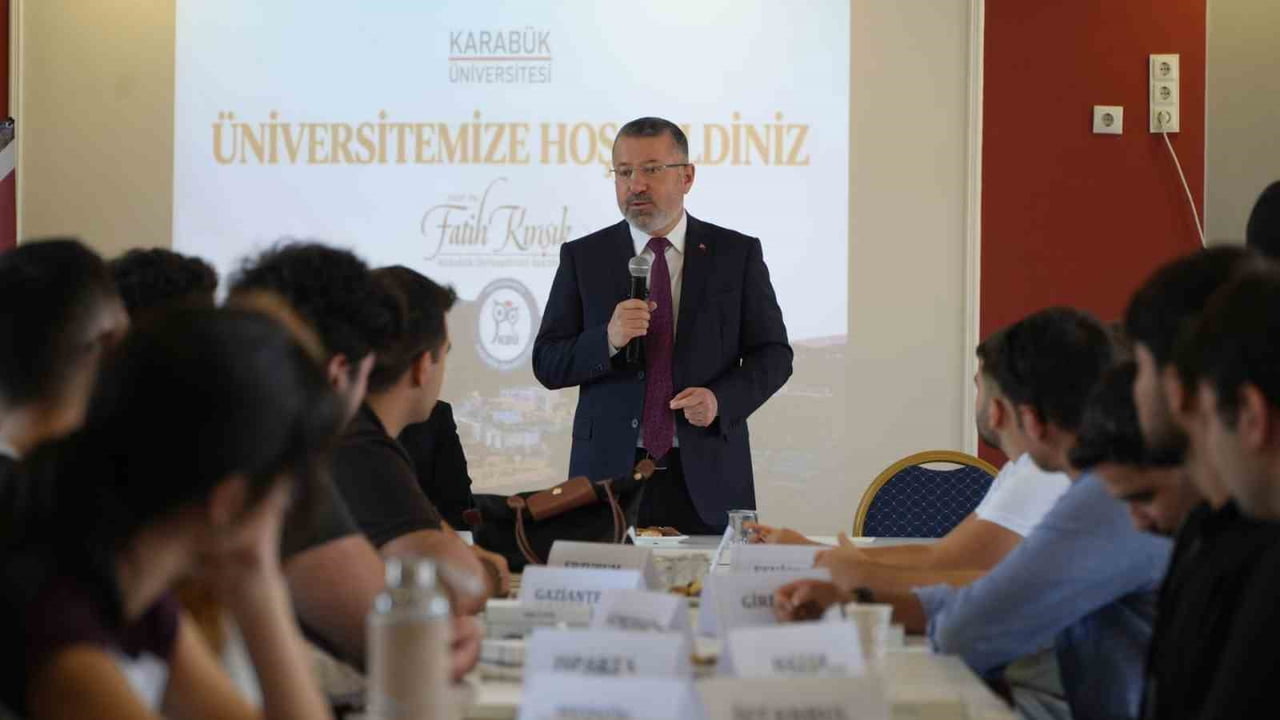 KARABÜK ÜNİVERSİTESİ (KBÜ) REKTÖRÜ PROF. DR. FATİH KIRIŞIK, ORYANTASYON PROGRAMINDA ÖĞRENCİLERLE...