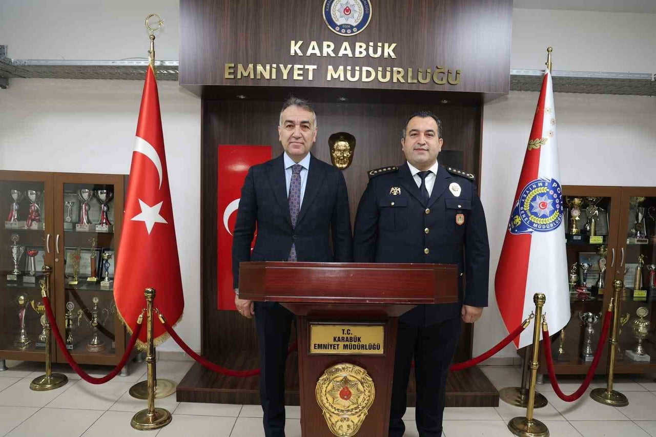 KARABÜK VALİSİ OKTAY ÇAĞATAY, İL EMNİYET MÜDÜRÜ OSMAN TINMAZOL'U ZİYARET ETTİ.