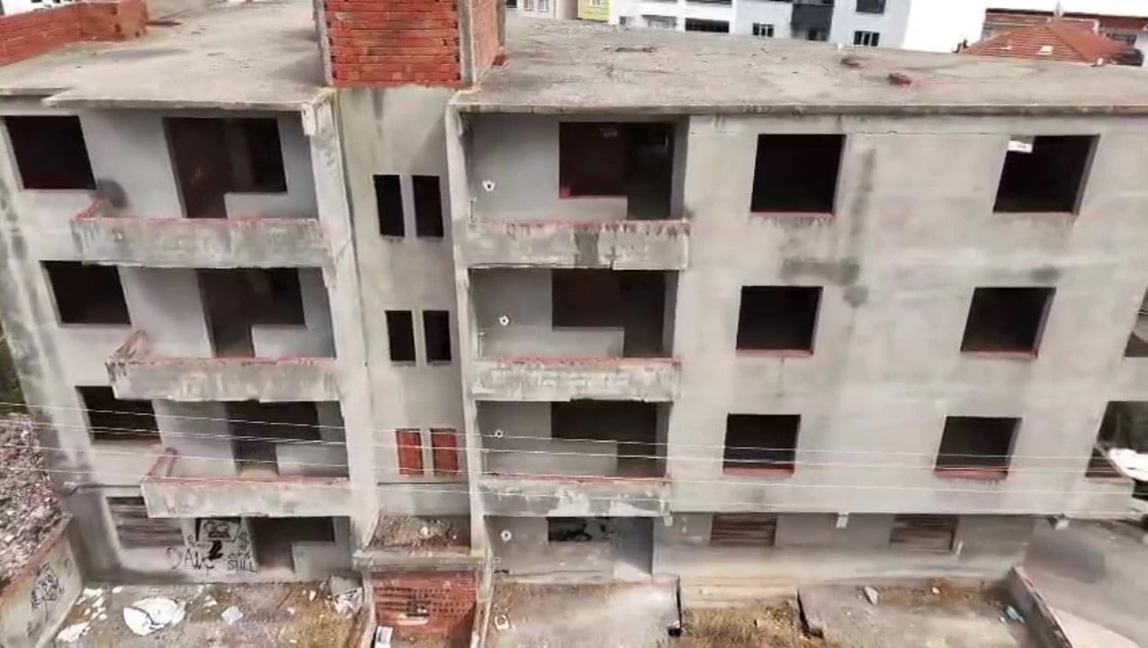 KARACABEY’DE YAKLAŞIK 30 YILDIR İNŞAAT HALİNDE BEKLEYEN VE BAKIMSIZ GÖRÜNTÜSÜYLE DİKKAT ÇEKEN...