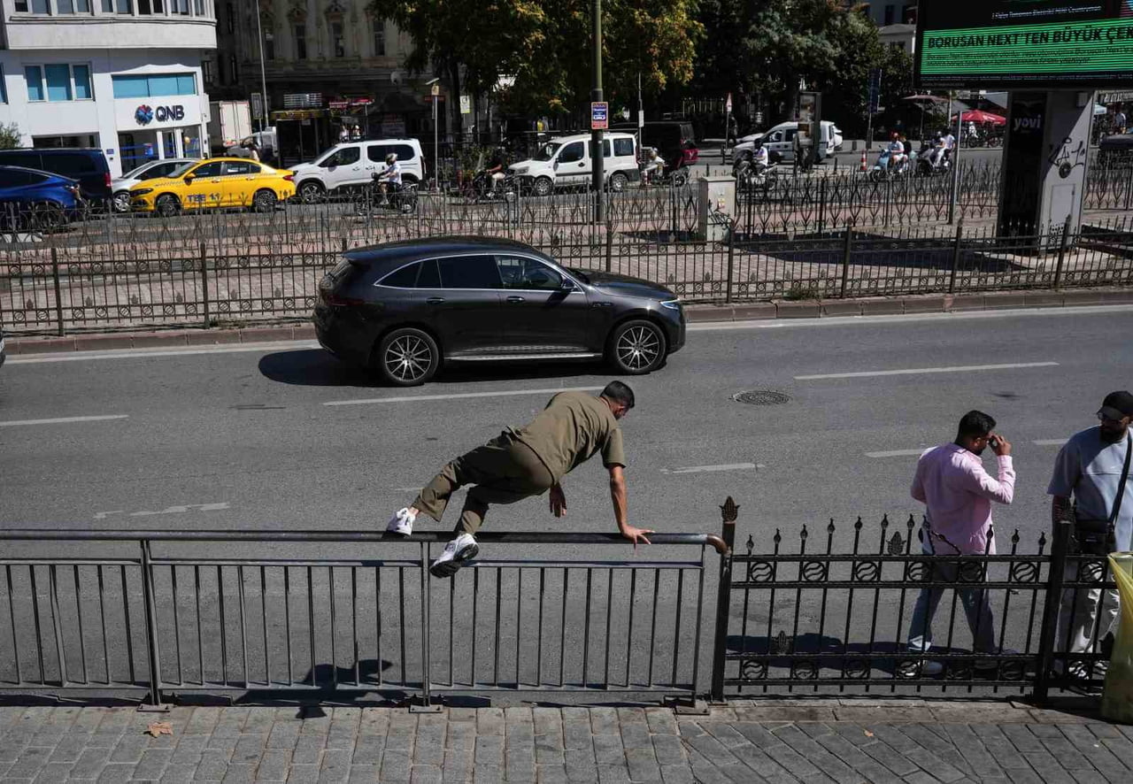 KARAKÖY'DE YAYALARIN BARİYERLERLE İMTİHANI, ALT GEÇİT VAR, KISA YOL YOK