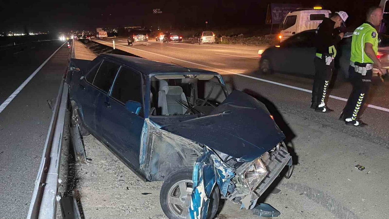 KARAMAN'DA AYNI İSTİKAMETTE SEYREDEN İKİ OTOMOBİLİN ÇARPIŞMASI SONUCU MEYDANA GELEN TRAFİK...