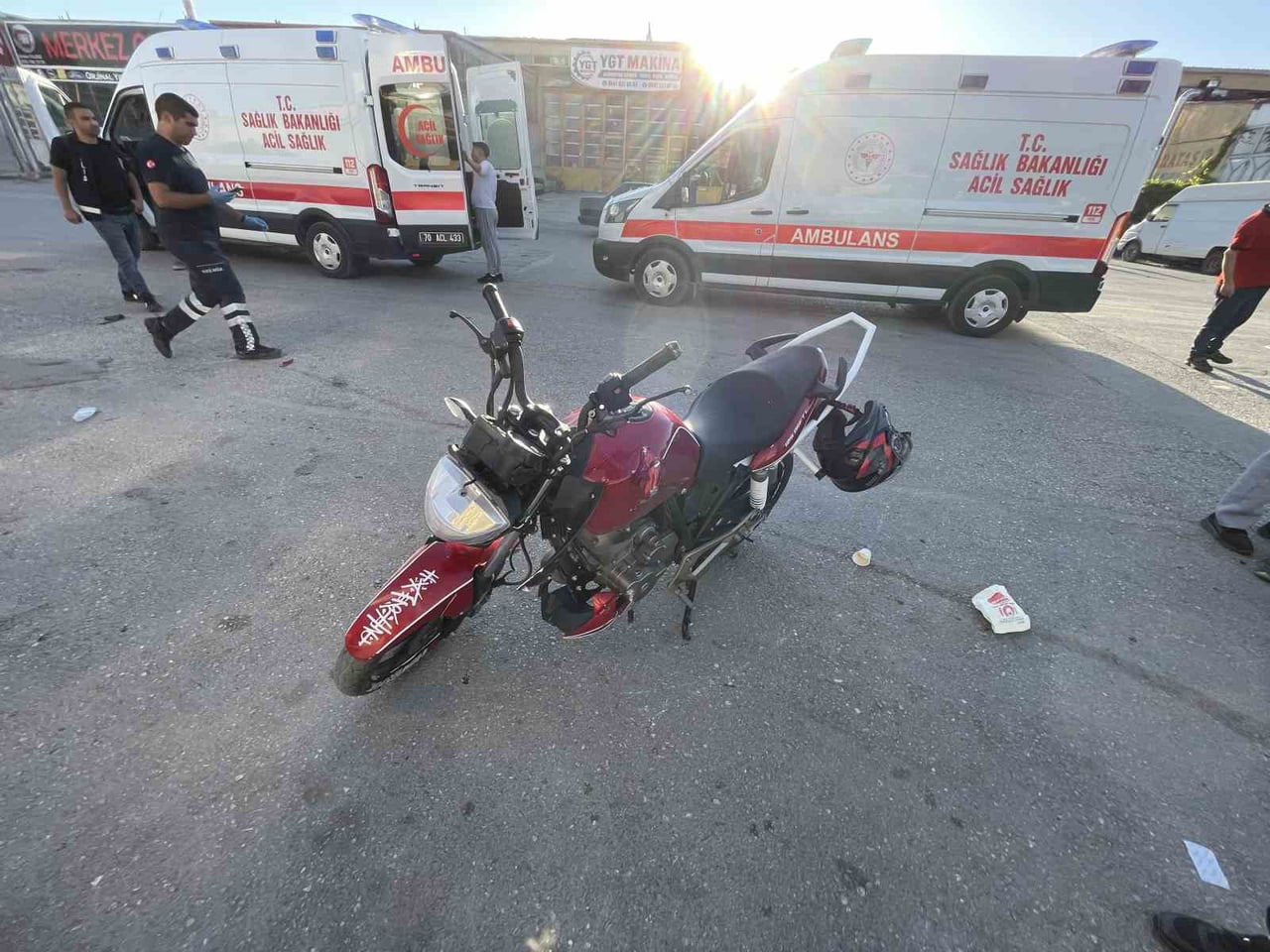 KARAMAN'DA İKİ MOTOSİKLETİN ÇARPIŞMASI SONUCU MEYDANA GELEN KAZADA 1'İ AĞIR 3 KİŞİ...
