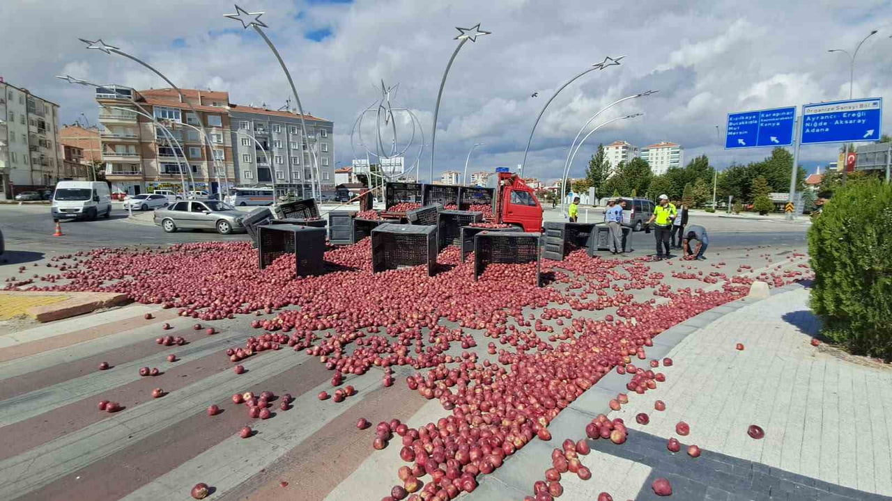 KARAMAN'DA KAMYONETİN KASASINDAKİ TONLARCA ELMA HALATIN KOPMASI SONUCU YOLA SAÇILDI. BİR SÜRE...