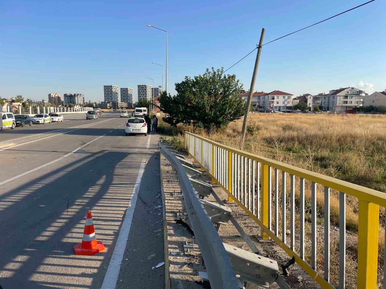 KARAMAN'DA LASTİĞİ PATLAYAN OTOMOBİLİN BARİYERLERE ÇARPMASI SONUCU MEYDANA GELEN TRAFİK KAZASINDA...