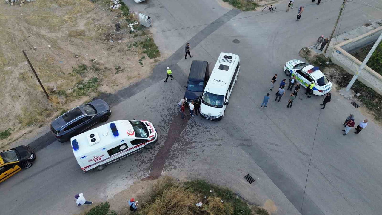 KARAMAN'DA OKUL SERVİSİ İLE HAFİF TİCARİ ARACIN ÇARPIŞTIĞI KAZADA 5'İ ÖĞRENCİ 6 KİŞİ...