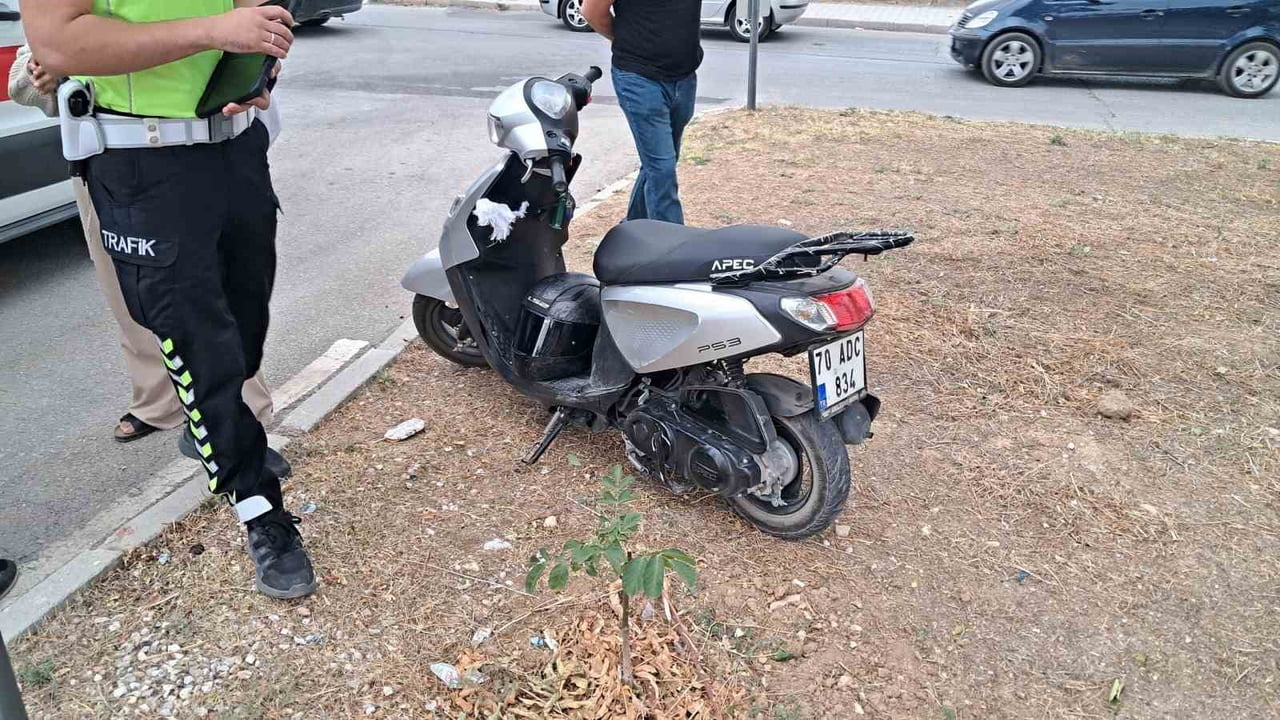 KARAMAN'DA OTOMOBİLLE ÇARPIŞAN MOTOSİKLETİN SÜRÜCÜSÜ YARALANDI.