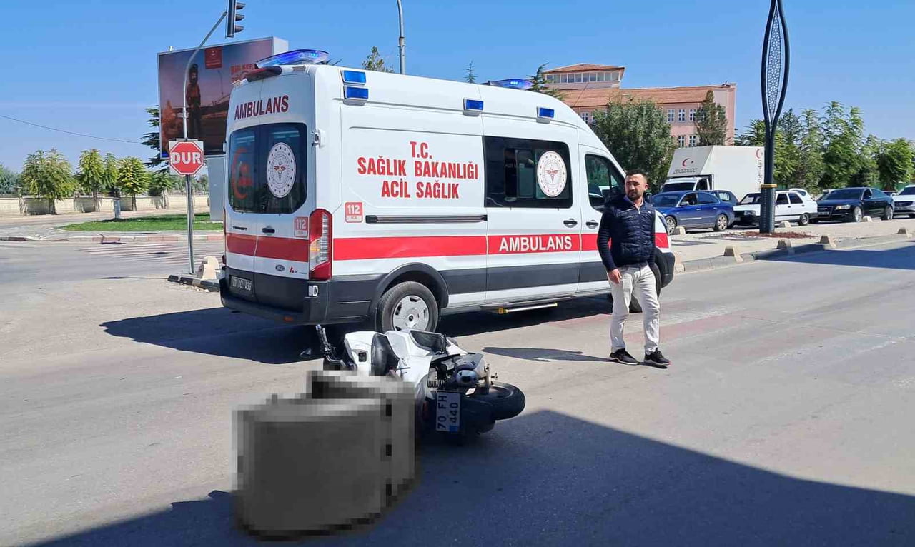 KARAMAN'DA PATATES YÜKLÜ KAMYONETLE MOTOKURYENİN ÇARPIŞMASI SONUCU MEYDANA GELEN TRAFİK KAZASINDA...