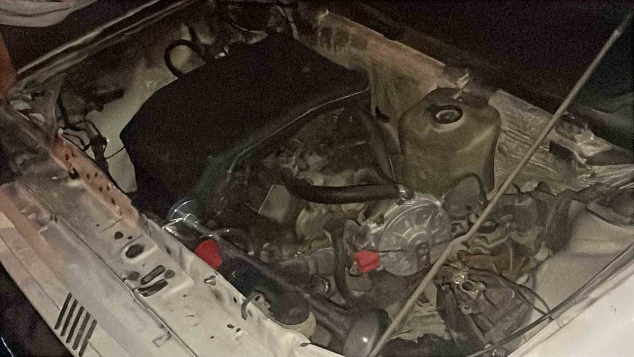 KARAMAN'DA SEYİR HALİNDEYKEN MOTOR KISMINDAN ALEV ALAN OTOMOBİLDEKİ YANGIN, SÜRÜCÜ TARAFINDAN...