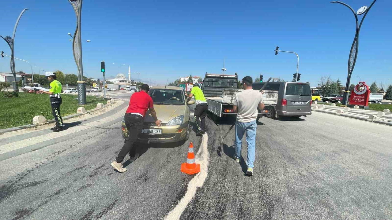 KARAMAN'DA YOLA DÖKÜLEN YAĞ NEDENİYLE KONTROLDEN ÇIKAN BİR OTOMOBİL BETON MANTAR DUBAYA ÇARPTI....