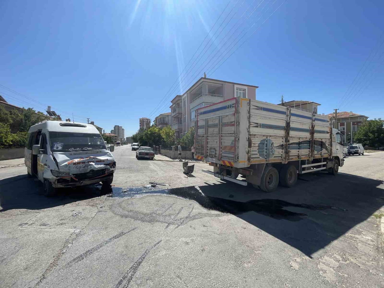 KARAMAN'DA YOLCU MİNİBÜSÜ İLE KAMYONUN ÇARPIŞMASI SONUCU MEYDANA GELEN TRAFİK KAZASINDA 2 KİŞİ...