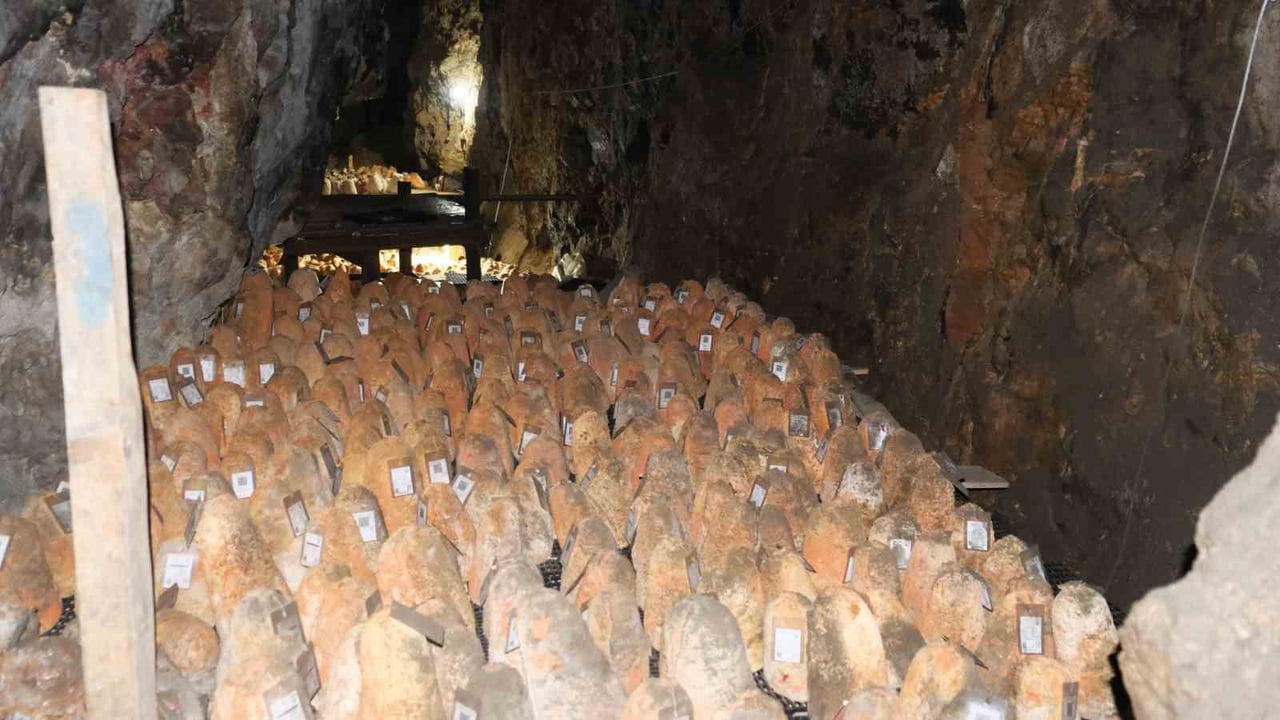 KARAMAN'IN AYRANCI İLÇESİNE BAĞLI DİVLE KÖYÜNDE, 36 METRE DERİNLİĞİNDEKİ MAĞARADA YAKLAŞIK 6 AY...