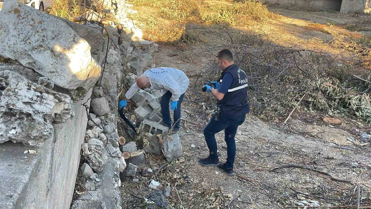 KARAMAN’DA BİR EVİN BAHÇESİNDEKİ TEMEL YANINDA POMPALI TÜFEK BULUNDU. İHBAR ÜZERİNE OLAY YERİNE...