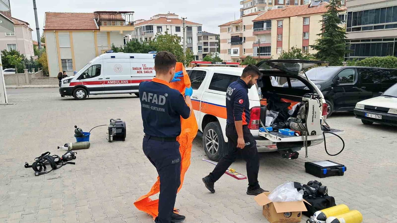 KARAMAN’DA EVLERİNDE ÖLÜ BULUNAN KARI KOCANIN CENAZELERİNİN ÇIKARILMASININ ARDINDAN AFAD EKİPLERİ...