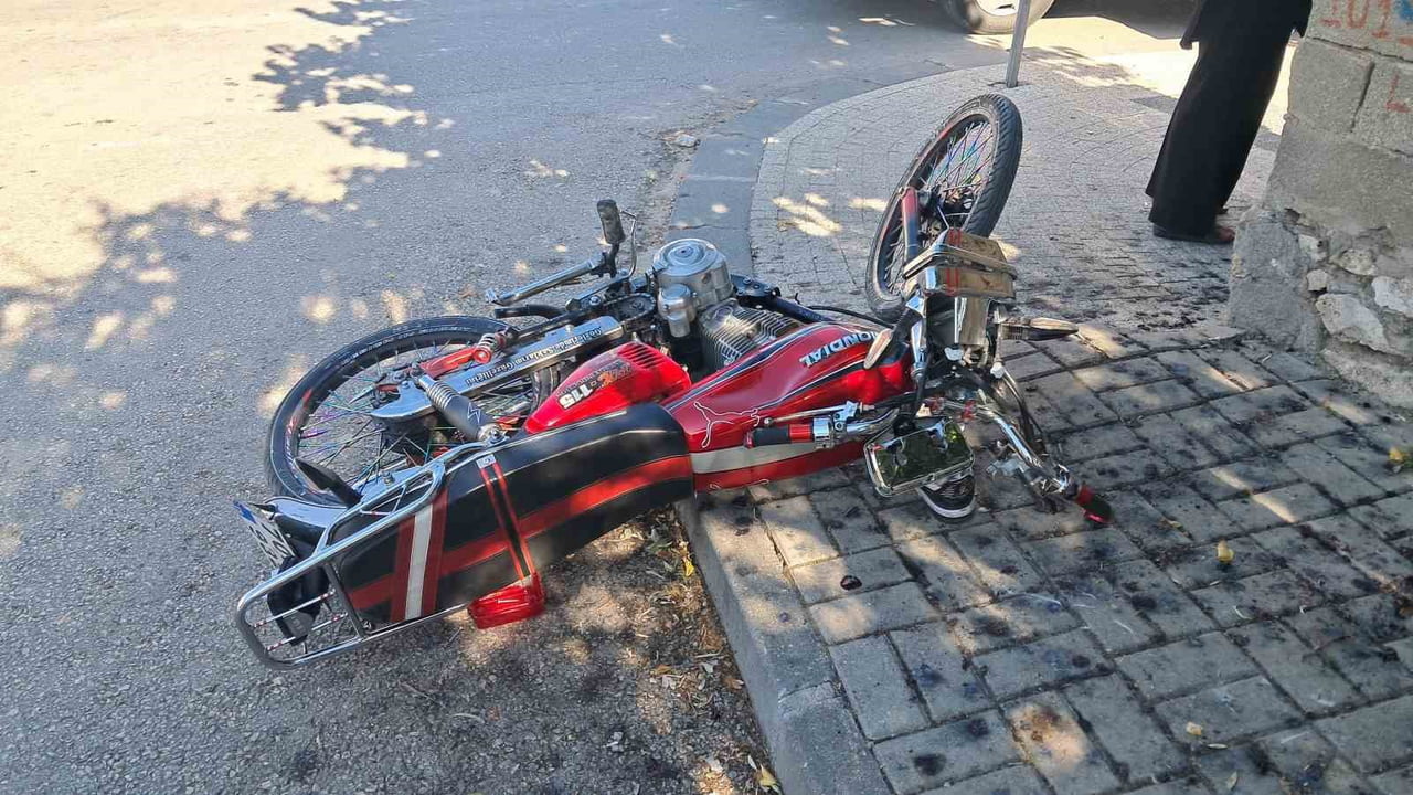 KARAMAN’DA HAFİF TİCARİ ARAÇ İLE MOTOSİKLETİN ÇARPIŞMASI SONUCU MEYDANA GELEN TRAFİK KAZASINDA 1...