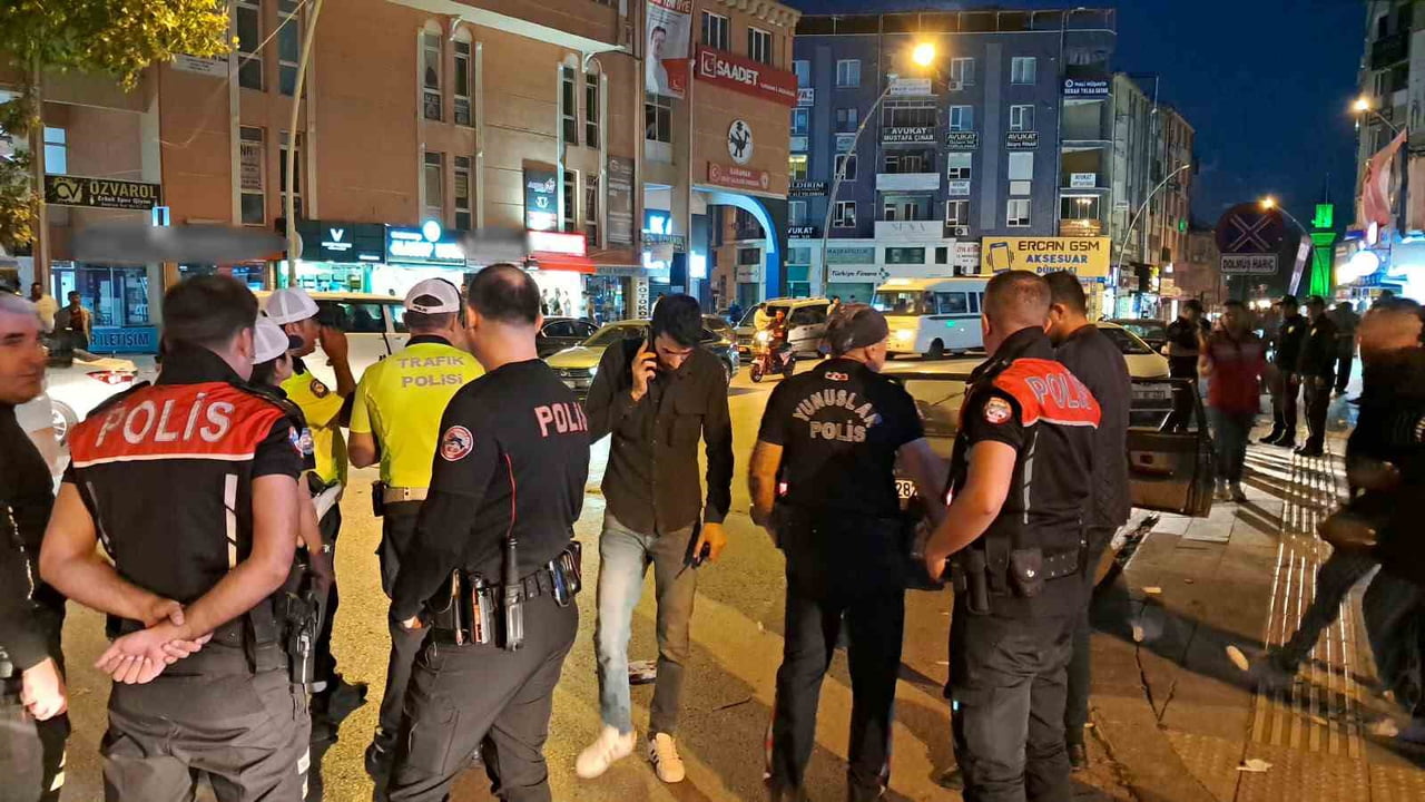 KARAMAN’DA İKİ KİŞİ ARASINDA ÇIKAN VE TARAFLARIN YAKINLARININ DA DAHİL OLMASIYLA BÜYÜYEN KAVGADA 6...