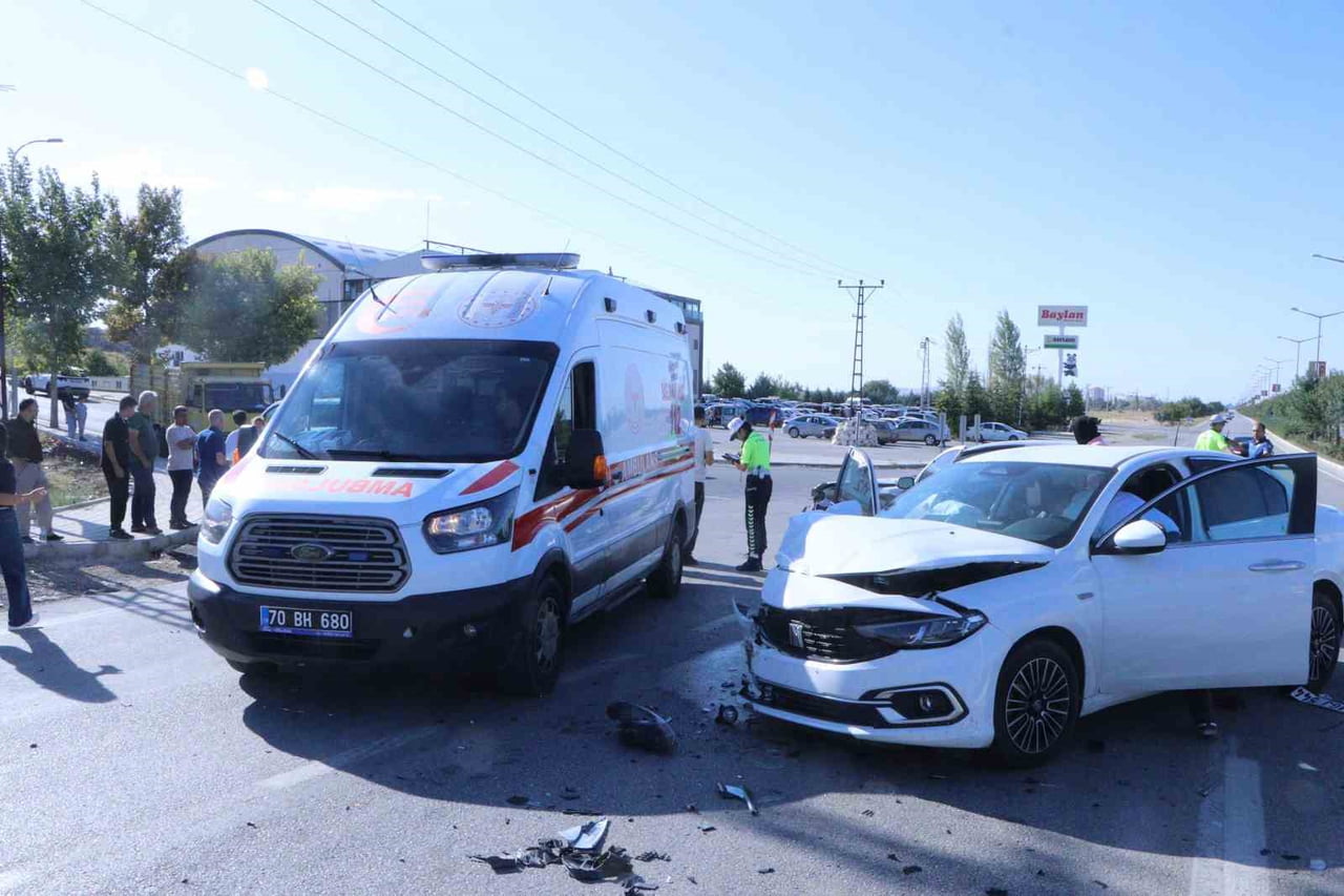KARAMAN’DA İKİ OTOMOBİLİN ÇARPIŞMASI SONUCU MEYDANA GELEN TRAFİK KAZASINDA ARALARINDA ÇOCUKLARIN...
