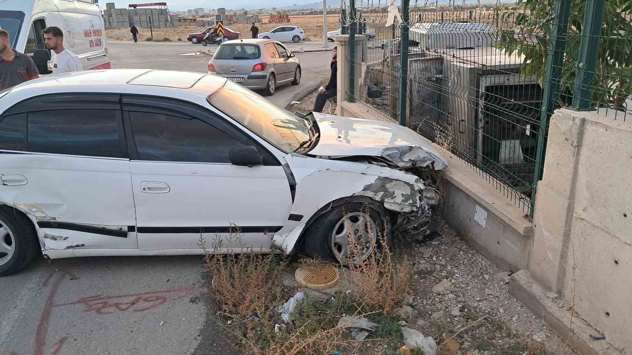 KARAMAN’DA İKİ OTOMOBİLİN KAVŞAKTA ÇARPIŞMASI SONUCU MEYDANA GELEN TRAFİK KAZASINDA 3 KİŞİ...