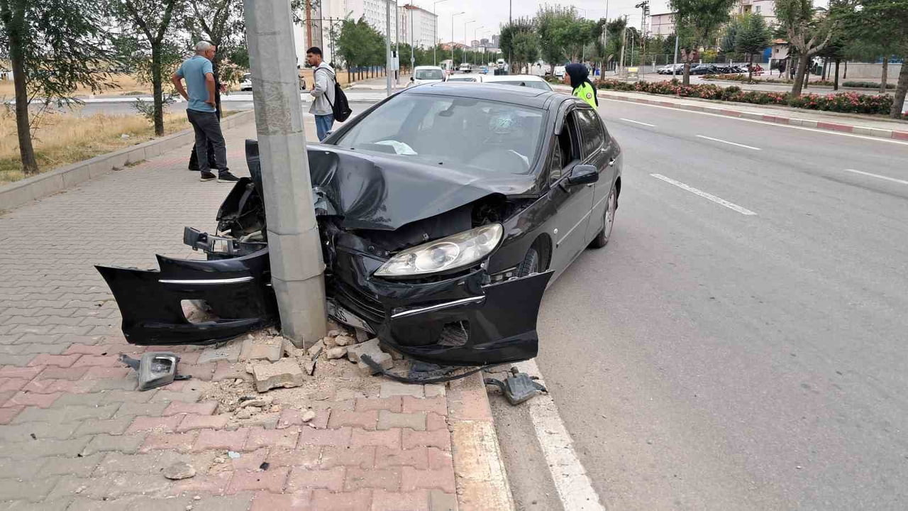 KARAMAN’DA KONTROLDEN ÇIKAN OTOMOBİLİN KALDIRIMDAKİ AYDINLATMA DİREĞİNE ÇARPMASI SONUCU MEYDANA...