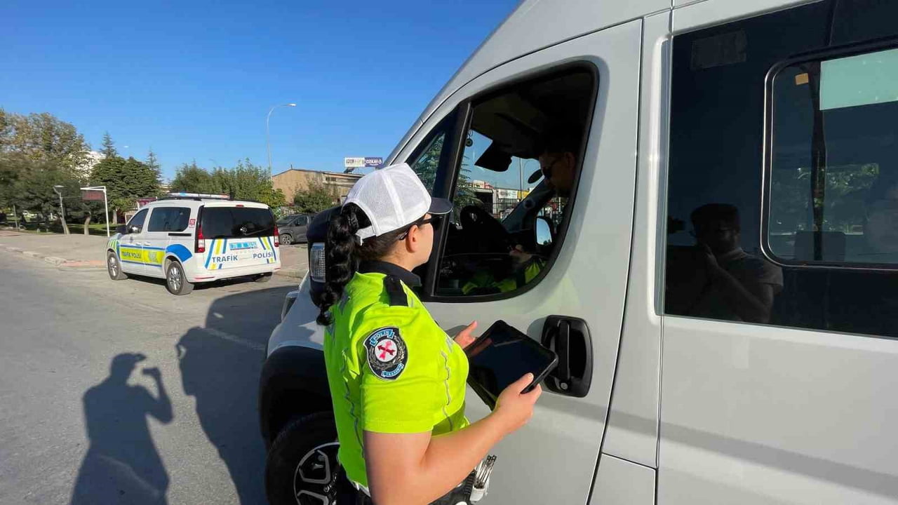 KARAMAN’DA OKULLARIN AÇILMASIYLA BİRLİKTE POLİS EKİPLERİ OKUL SERVİS ARAÇLARINA YÖNELİK DENETİM...