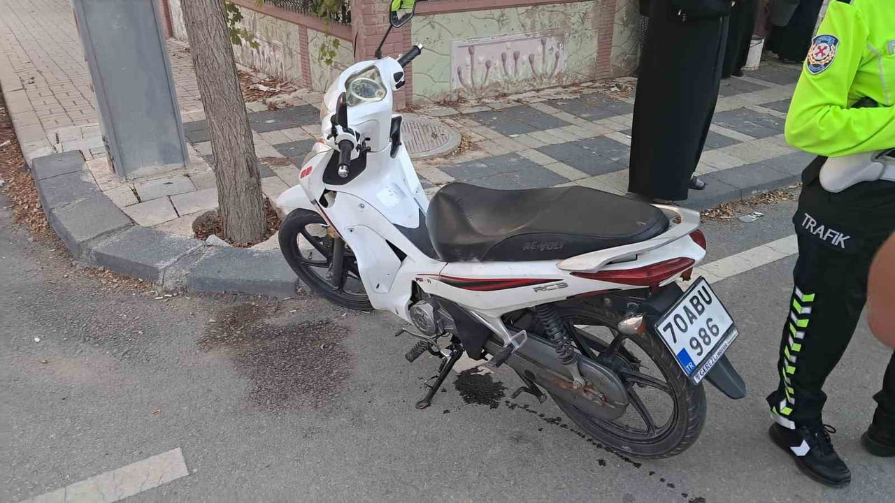 KARAMAN’DA PARK HALİNDEKİ OTOMOBİLİN AÇILAN KAPISINA ÇARPAN MOTOSİKLETİN DEVRİLMESİ SONUCU 2 KİŞİ...