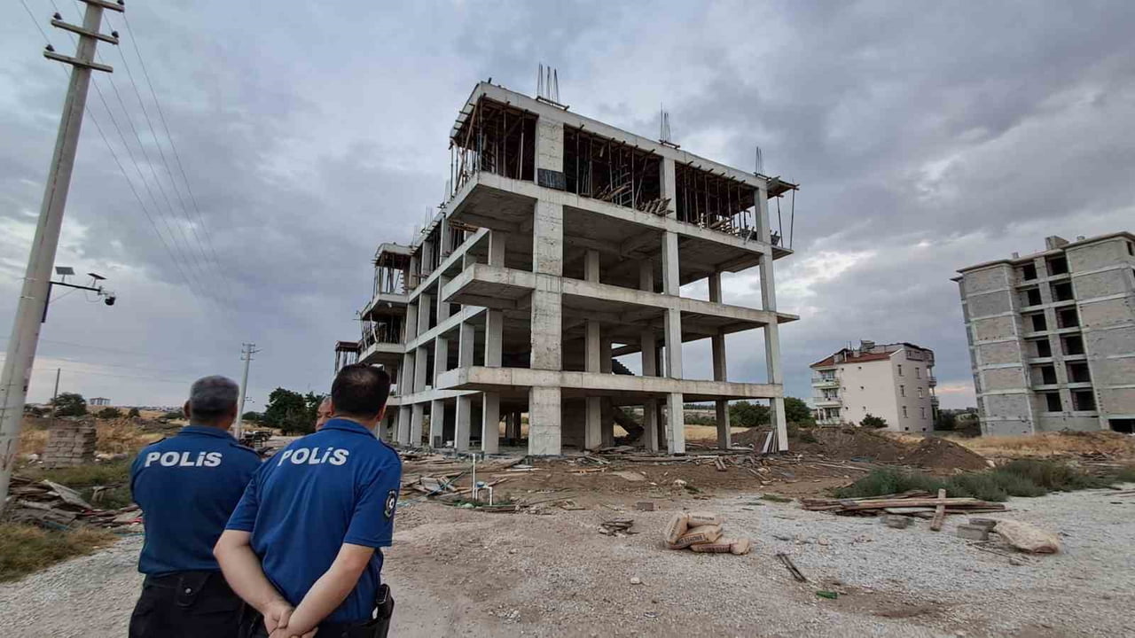 KARAMAN’DA YAPIMI DEVAM EDEN İNŞAATIN 4’ÜNCÜ KATINDAN DÜŞEN 41 YAŞINDAKİ KALIP USTASI AĞIR...