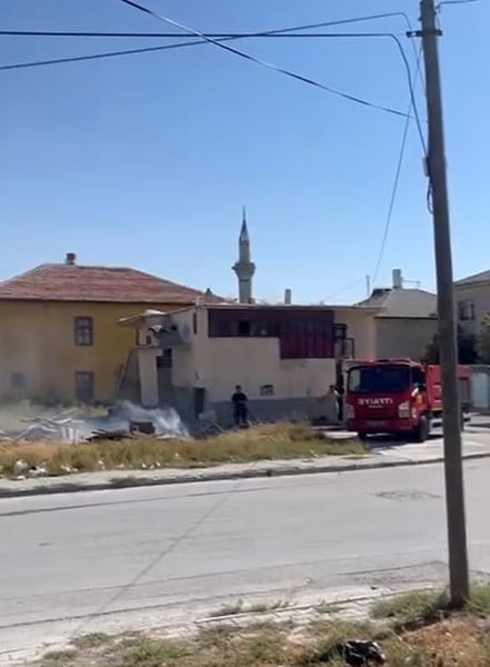 KARAPINAR İLÇESİNDE FARKLI NOKTALARDA ÇIKAN İKİ AYRI OT YANGINI, İTFAİYE EKİPLERİNİN HIZLI...