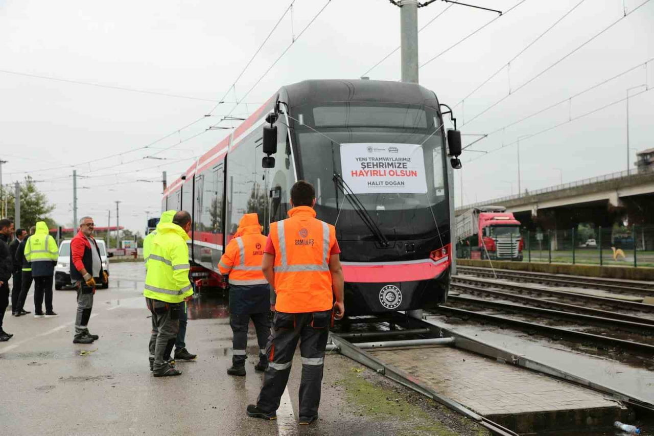 KARAYOLUYLA İKİ PARÇA HALİNDE KENTE GETİRİLEN TRAMVAY, TEKKEKÖY İLÇESİNDEKİ SAMULAŞ A.Ş.’YE AİT...