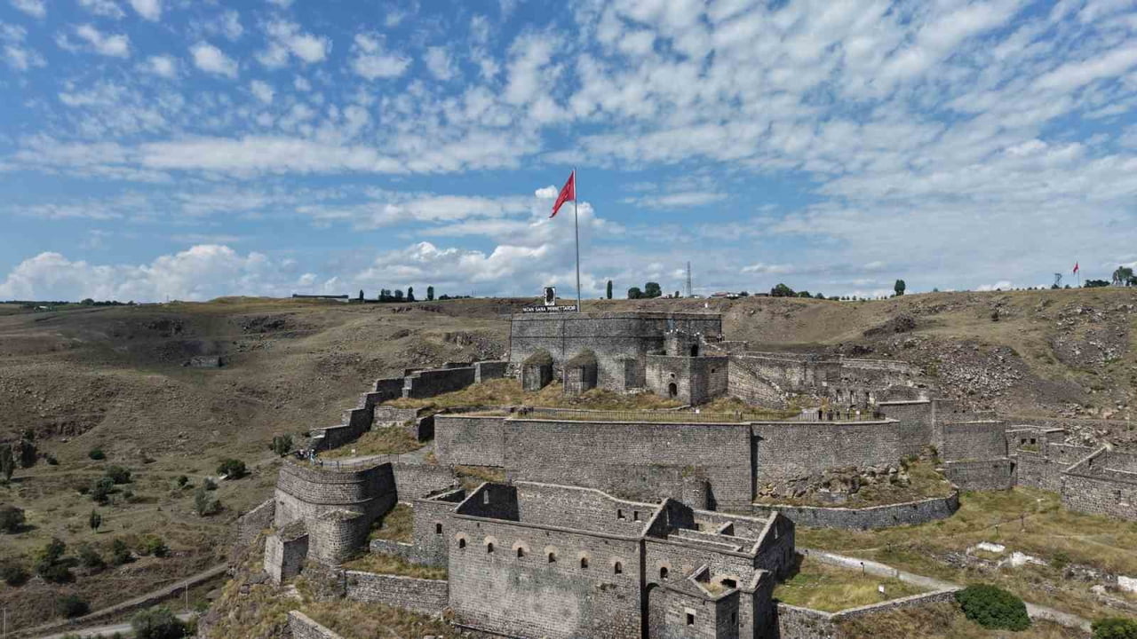 KARS’IN ZİRVESİNDE YAKLAŞIK 900 YILDIR YÜKSELEN KARS KALESİ, GÖRKEMLİ SİLUETİ VE KÖKLÜ GEÇMİŞİYLE...
