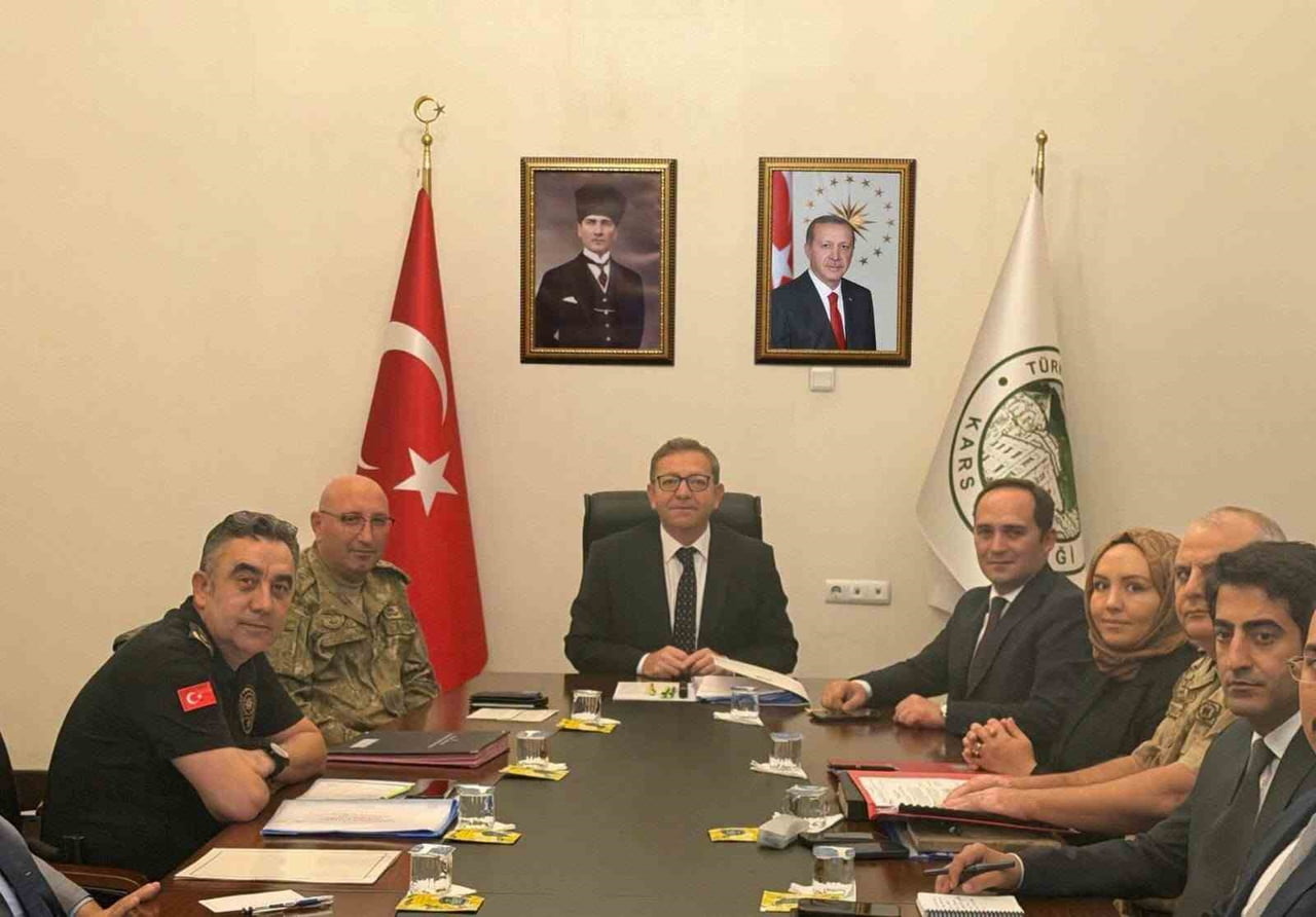 KARS’TA GÜVENLİK ZİRVESİ: ASAYİŞ, OKUL GÜVENLİĞİ VE SINIR HATTI MASADA(KARS-İHA)