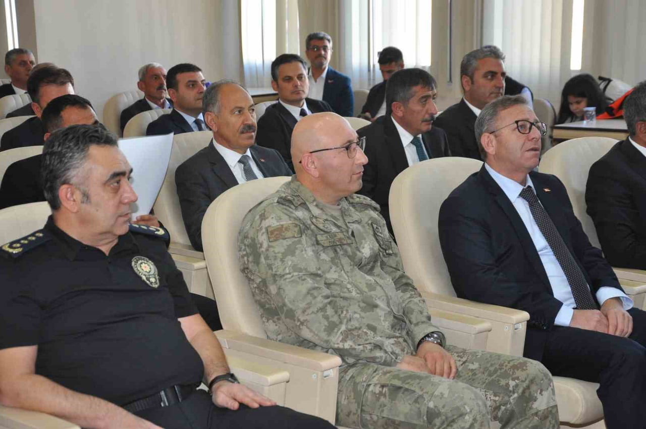 KARS’TA İRAP TOPLANTISI GERÇEKLEŞTİRİLDİ: AFET RİSKLERİNE KARŞI HAZIRLIK MASAYA...
