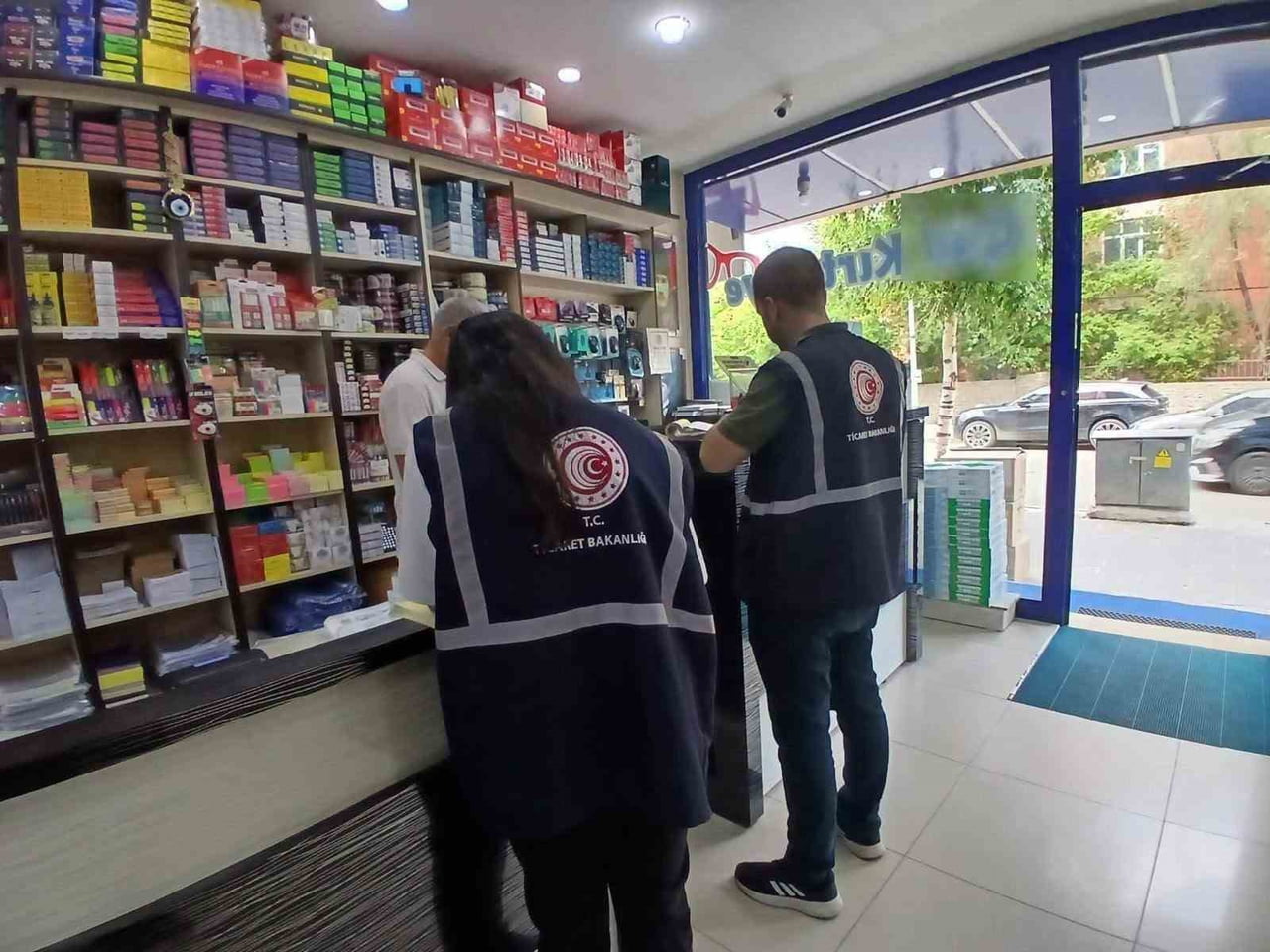 KARS’TA OKUL ZİLİ ÇALMADAN KIRTASİYELERE SIKI DENETİM: FİYAT ETİKETLERİ TEK TEK...