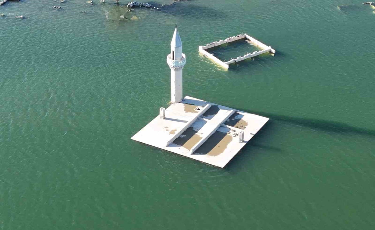 KARS’TA SULAR ÇEKİLDİ, ESKİ KÖY ORTAYA ÇIKTI(KARS-İHA)