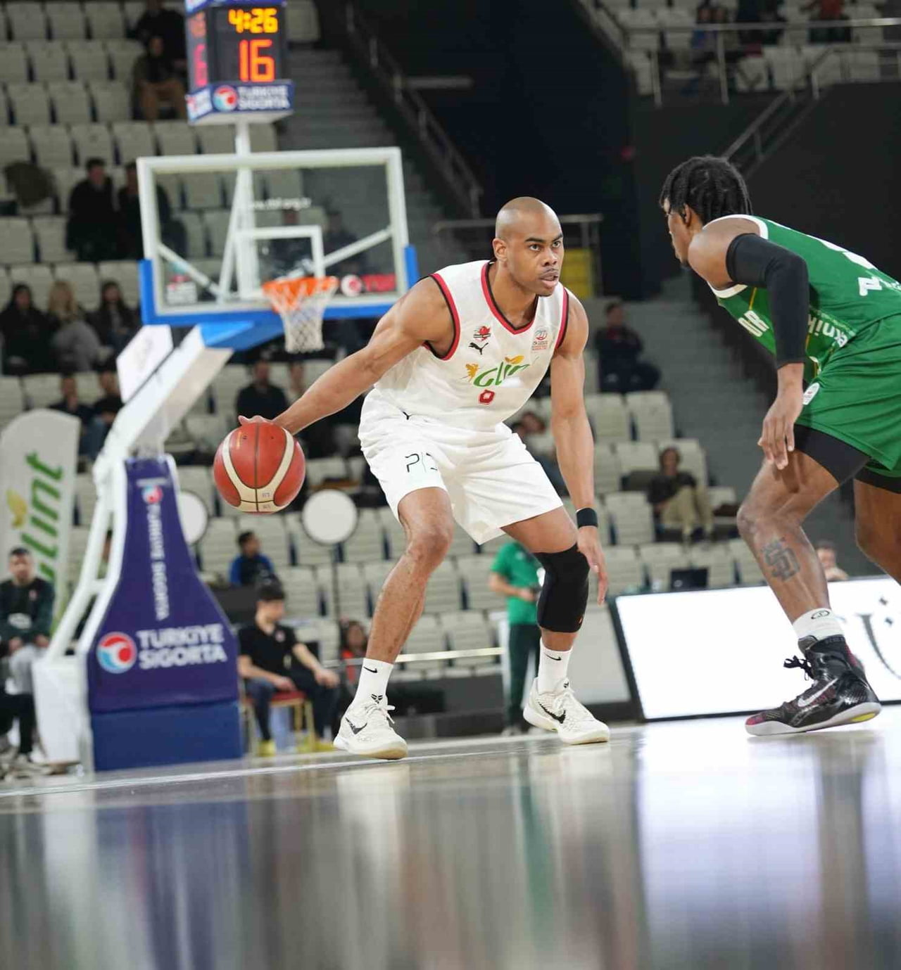 KARŞIYAKA BASKETBOL, ABD'Lİ OYUN KURUCU MARKEL STARKS'I KADROSUNA KATTIĞINI AÇIKLADI.