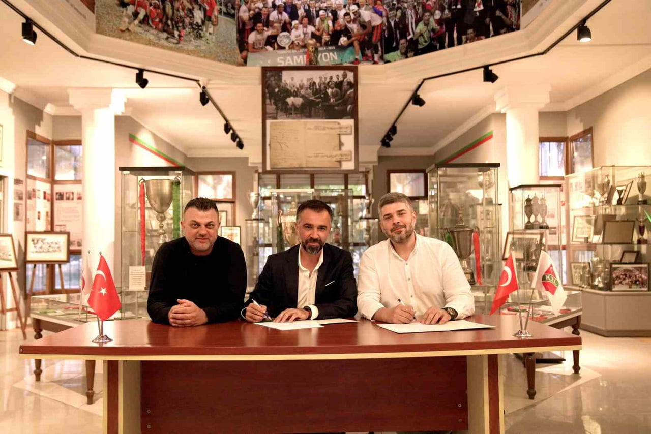 KARŞIYAKA BASKETBOL’DA SELİM ÇINAR (ORTADA) DÖNEMİ BAŞLADI. İMZA TÖRENİNE KARŞIYAKA BAŞKANI YİĞİT...