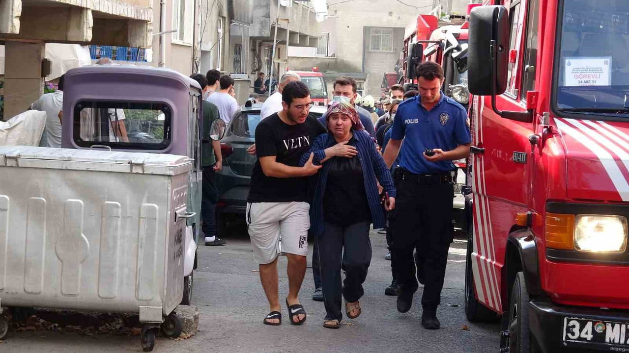 KARTAL'DA 4 KATLI BİR BİNANIN 2'NCİ KATINDA ÇIKAN YANGIN PANİĞE NEDEN OLURKEN, ÜST KATLARDA...