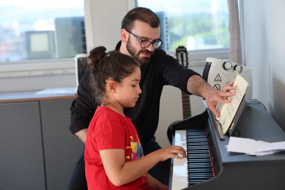 KARTEPE’DE GENÇLERE YÖNELİK EĞİTİM, SANAT VE KİŞİSEL GELİŞİM PROGRAMLARININ YER ALDIĞI GENÇ...