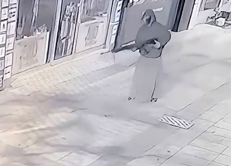 KASTAMONU'DA ETEK GİYİP YÜZLERİNİ KAPATAN KİŞİLER BİR İŞ YERİNİ KURŞUNLADI