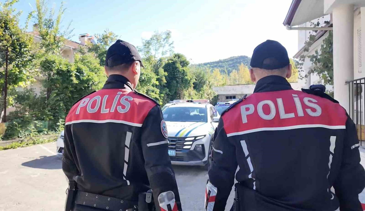 KASTAMONU'DA POLİS EKİPLERİ TARAFINDAN GERÇEKLEŞTİRİLEN DENETİMDE,  690 ŞAHSIN KİMLİK SORGULAMASI...