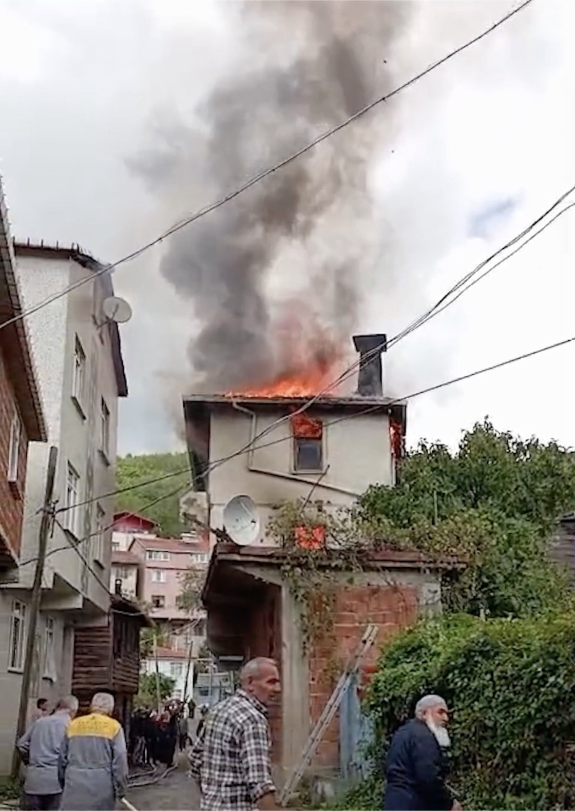 KASTAMONU'NUN CİDE İLÇESİNDE ÇIKAN EV YANGINI İTFAİYE EKİPLERİ TARAFINDAN SÖNDÜRÜLDÜ.
